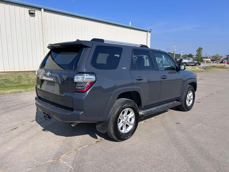 Toyota 4Runner Vehicle Full-screen Gallery Image 3