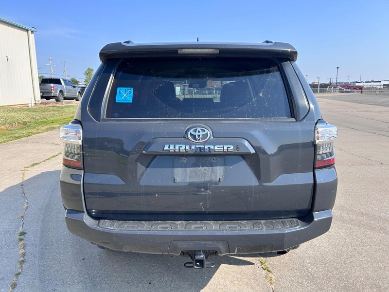 Toyota 4Runner Vehicle Full-screen Gallery Image 4
