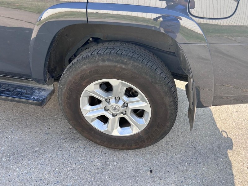 Toyota 4Runner Vehicle Full-screen Gallery Image 6