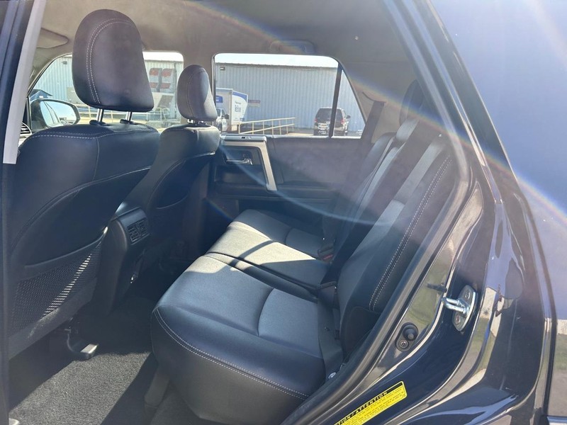 Toyota 4Runner Vehicle Full-screen Gallery Image 7