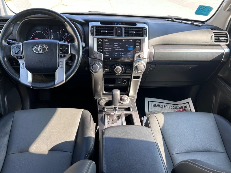 Toyota 4Runner Vehicle Full-screen Gallery Image 8