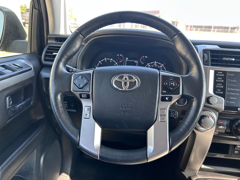 Toyota 4Runner Vehicle Full-screen Gallery Image 9