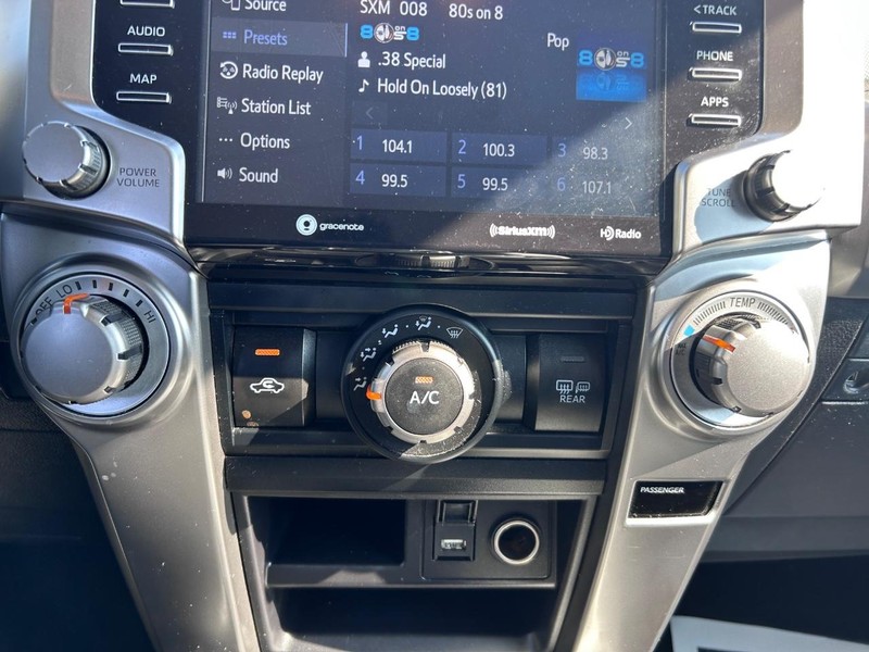 Toyota 4Runner Vehicle Full-screen Gallery Image 13