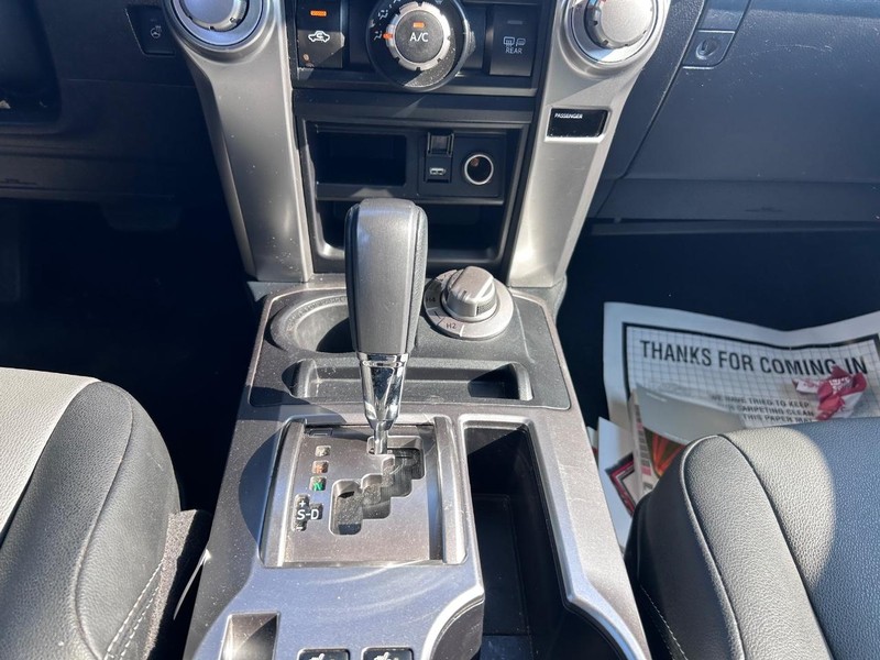 Toyota 4Runner Vehicle Full-screen Gallery Image 14