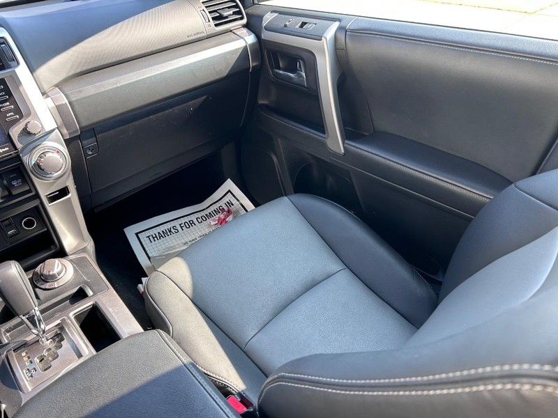 Toyota 4Runner Vehicle Full-screen Gallery Image 15