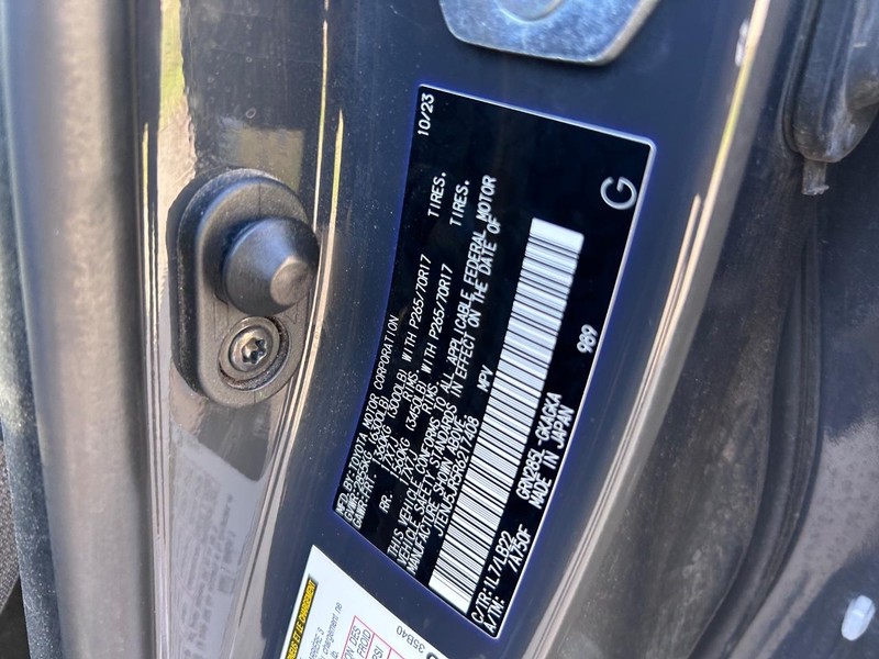 Toyota 4Runner Vehicle Full-screen Gallery Image 20