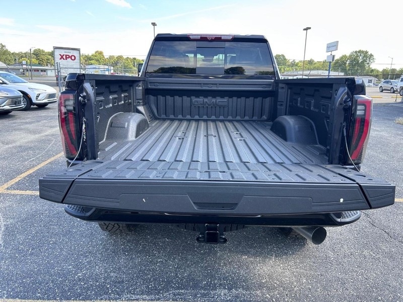 GMC Sierra 2500HD Vehicle Full-screen Gallery Image 5