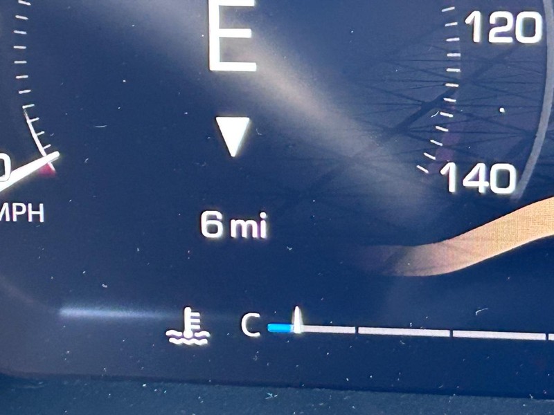 GMC Sierra 2500HD Vehicle Full-screen Gallery Image 19