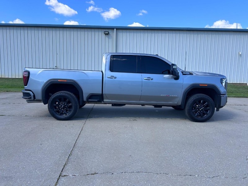 GMC Sierra 2500HD Vehicle Full-screen Gallery Image 2