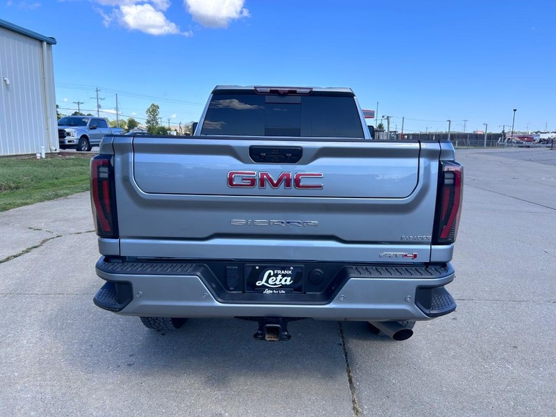 GMC Sierra 2500HD Vehicle Full-screen Gallery Image 4