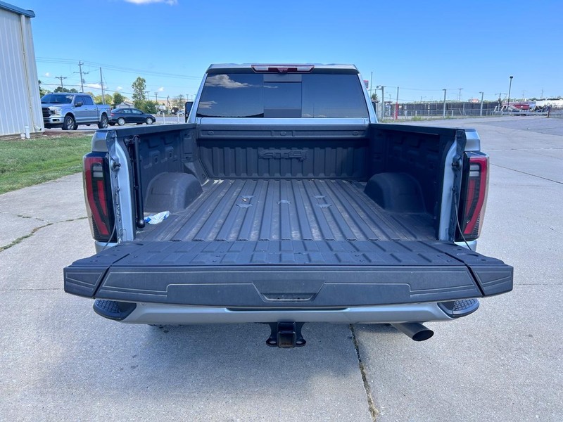 GMC Sierra 2500HD Vehicle Full-screen Gallery Image 5