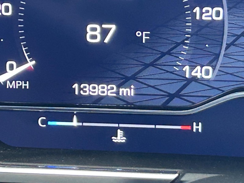 GMC Sierra 2500HD Vehicle Full-screen Gallery Image 18