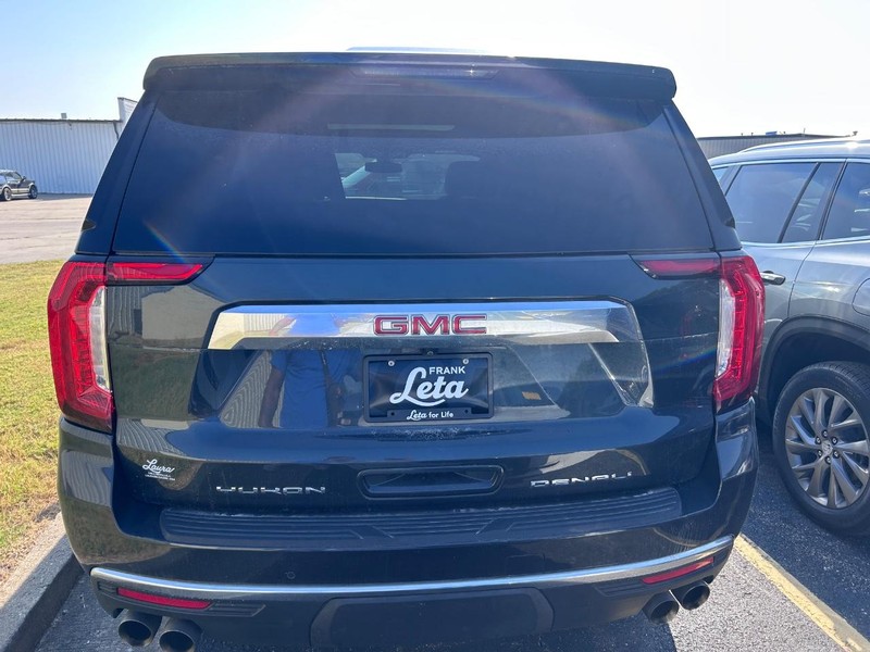 GMC Yukon Vehicle Full-screen Gallery Image 3
