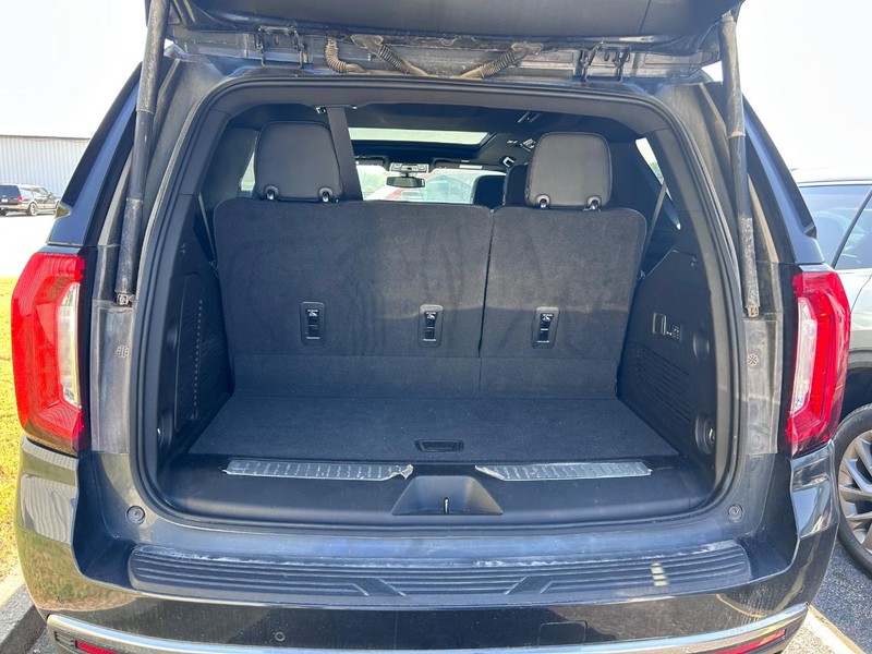 GMC Yukon Vehicle Full-screen Gallery Image 4