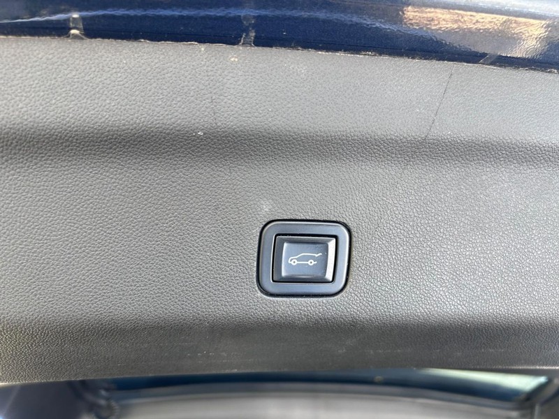 GMC Yukon Vehicle Full-screen Gallery Image 5