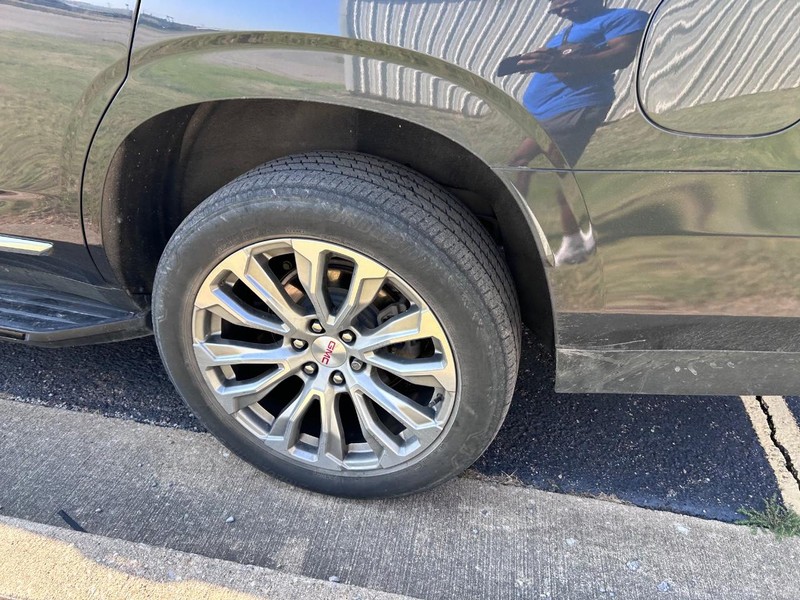 GMC Yukon Vehicle Full-screen Gallery Image 6