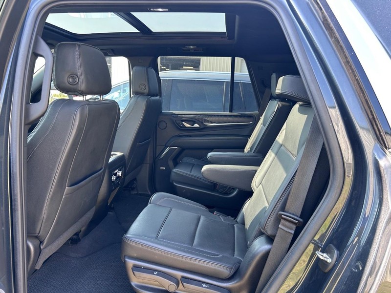 GMC Yukon Vehicle Full-screen Gallery Image 8