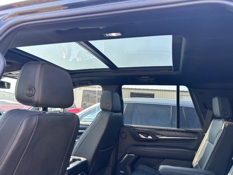 GMC Yukon Vehicle Full-screen Gallery Image 9