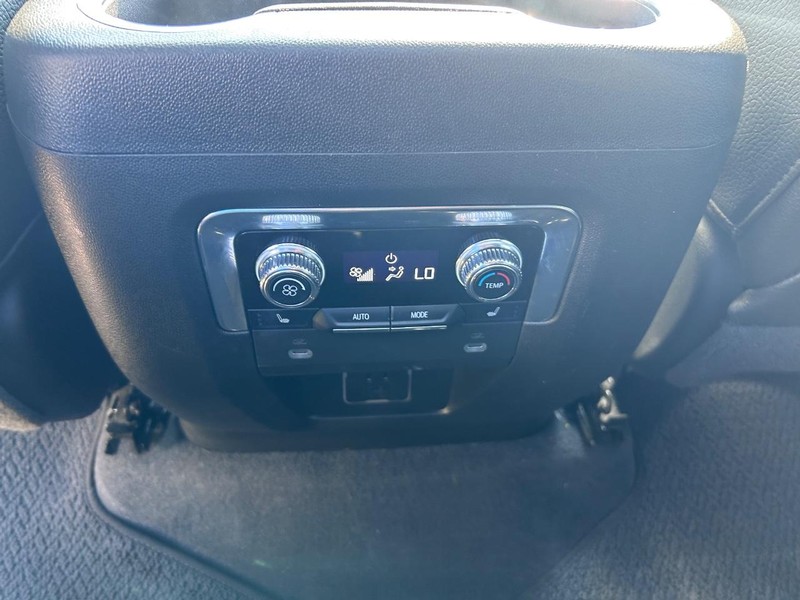 GMC Yukon Vehicle Full-screen Gallery Image 10