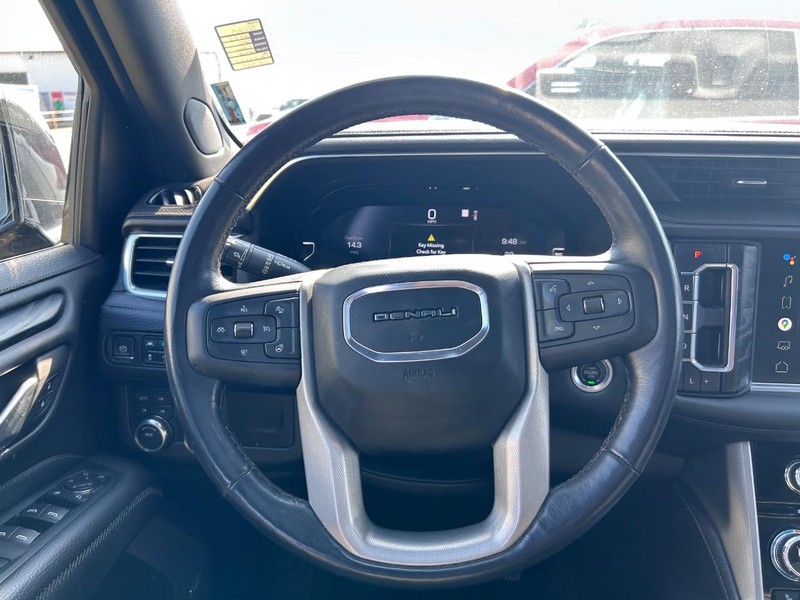 GMC Yukon Vehicle Full-screen Gallery Image 12