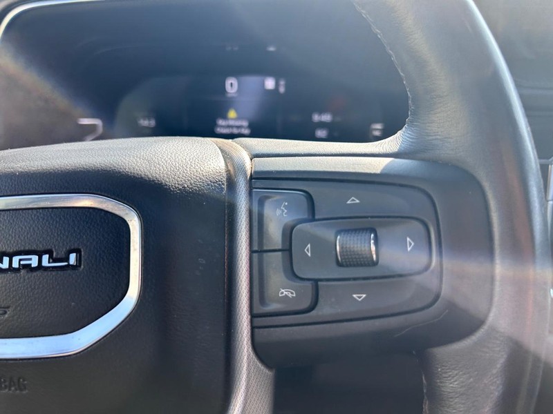 GMC Yukon Vehicle Full-screen Gallery Image 14