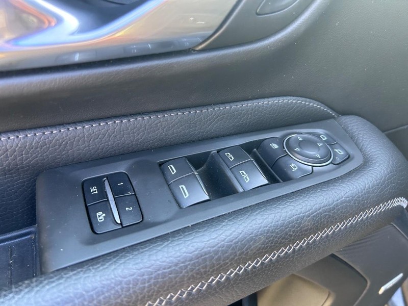 GMC Yukon Vehicle Full-screen Gallery Image 19