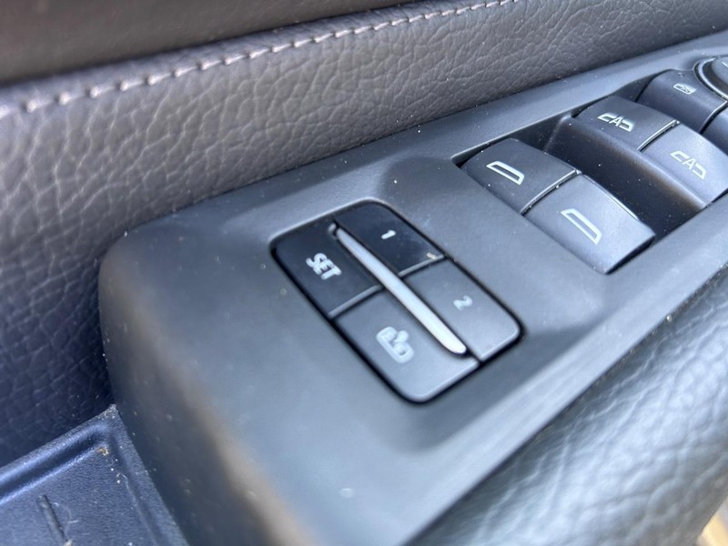 GMC Yukon Vehicle Full-screen Gallery Image 20