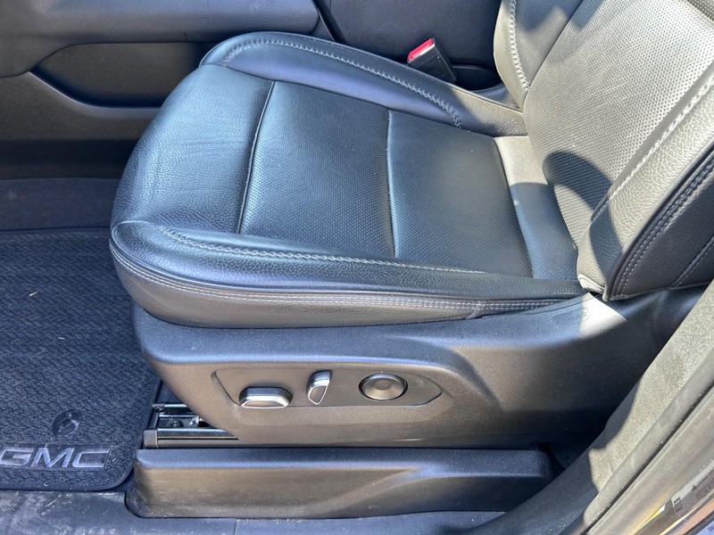 GMC Yukon Vehicle Full-screen Gallery Image 21