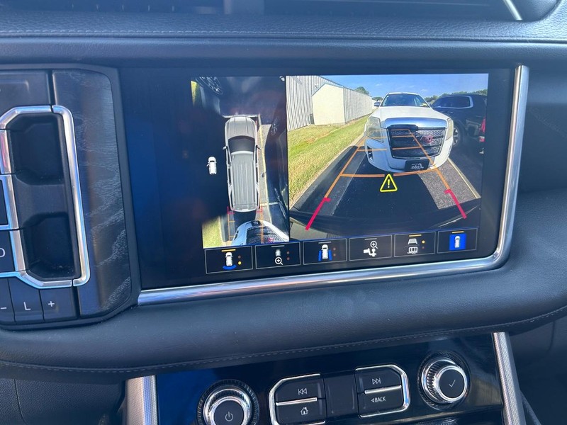 GMC Yukon Vehicle Full-screen Gallery Image 23