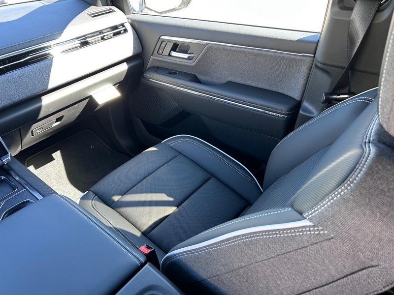 GMC Sierra EV Vehicle Full-screen Gallery Image 15