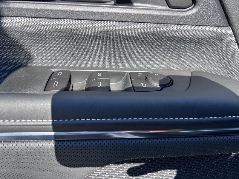 GMC Sierra EV Vehicle Full-screen Gallery Image 16