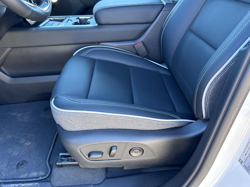 GMC Sierra EV Vehicle Full-screen Gallery Image 17