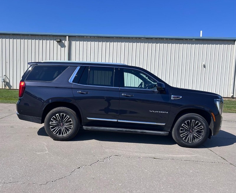 GMC Yukon Vehicle Full-screen Gallery Image 2