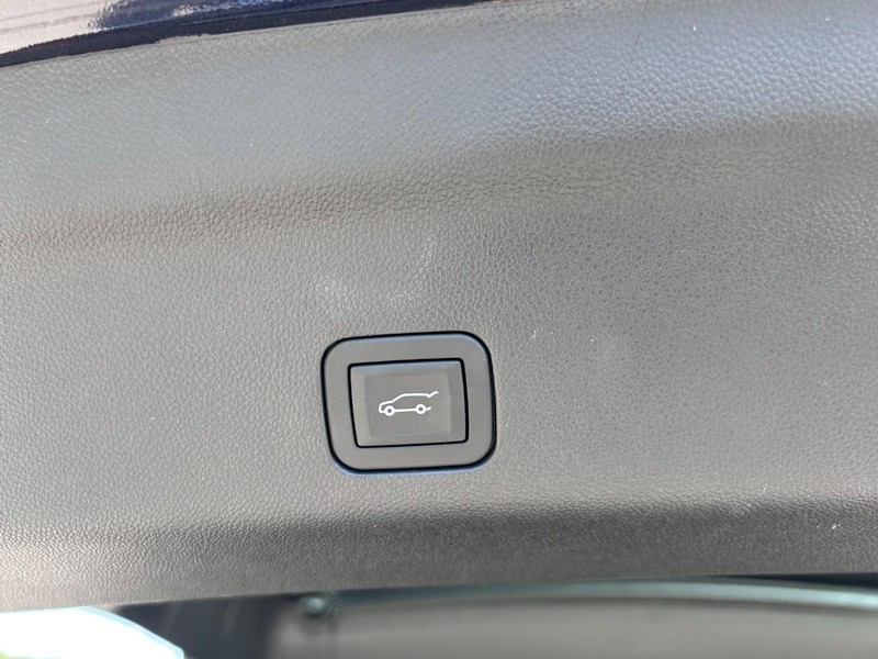 GMC Yukon Vehicle Full-screen Gallery Image 6