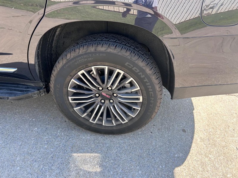 GMC Yukon Vehicle Full-screen Gallery Image 7