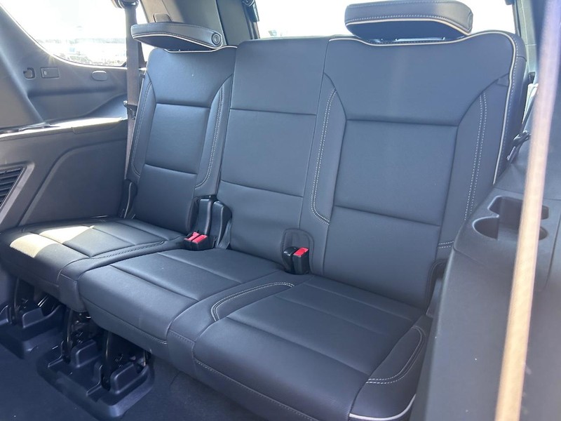 GMC Yukon Vehicle Full-screen Gallery Image 8