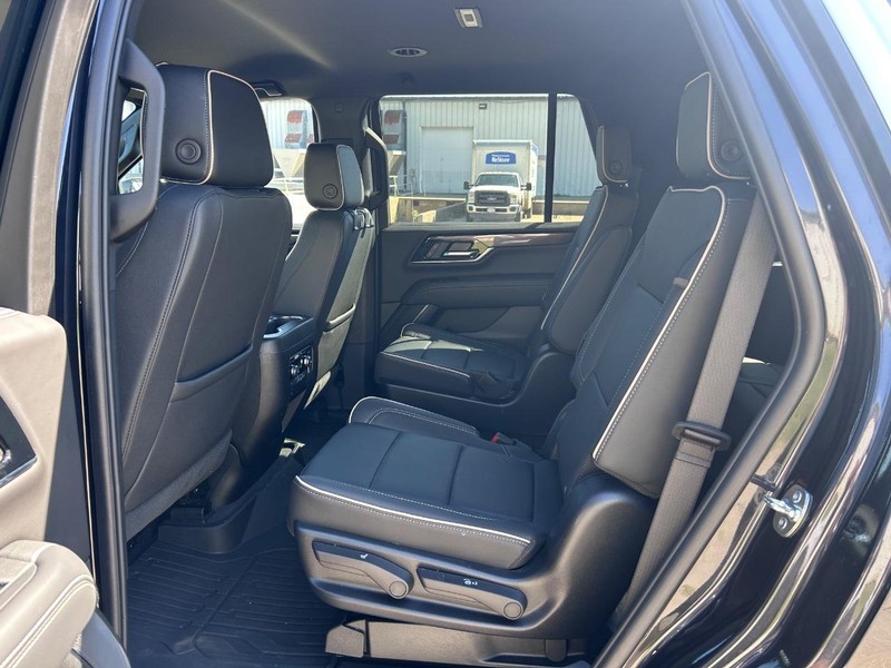 GMC Yukon Vehicle Full-screen Gallery Image 9