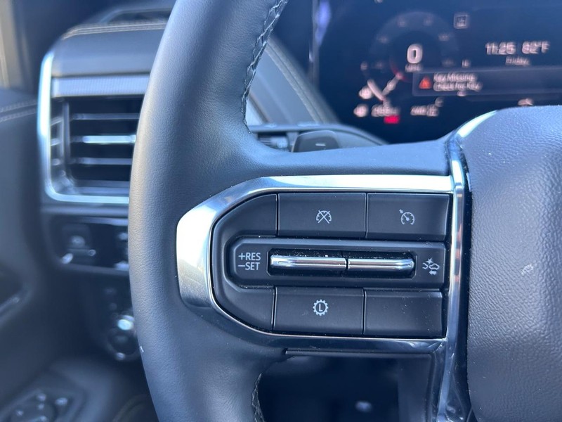 GMC Yukon Vehicle Full-screen Gallery Image 13