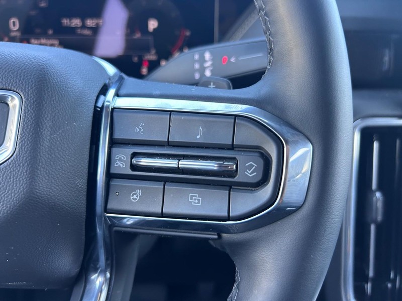 GMC Yukon Vehicle Full-screen Gallery Image 14