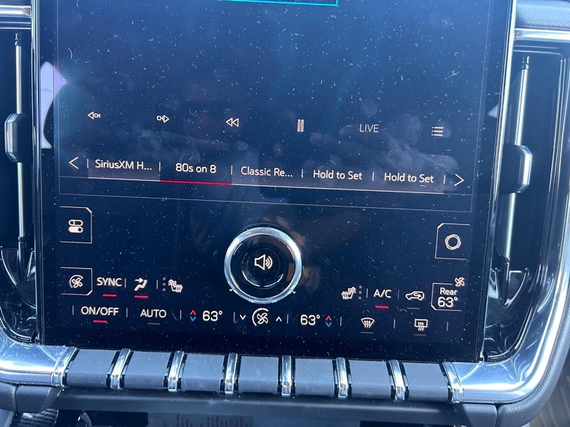 GMC Yukon Vehicle Full-screen Gallery Image 17