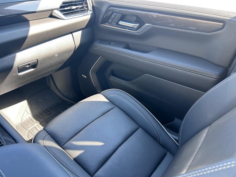 GMC Yukon Vehicle Full-screen Gallery Image 18