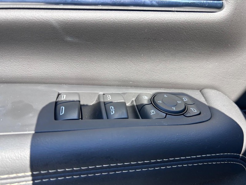 GMC Yukon Vehicle Full-screen Gallery Image 19