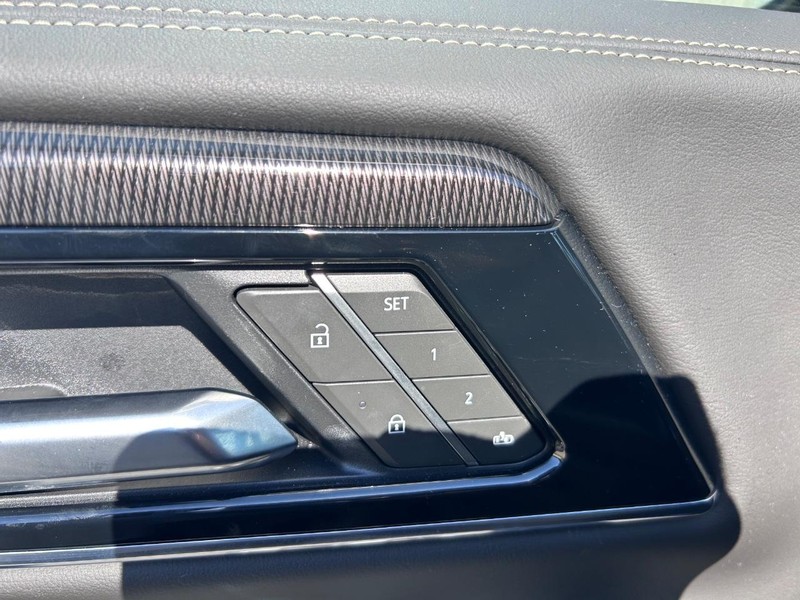 GMC Yukon Vehicle Full-screen Gallery Image 20