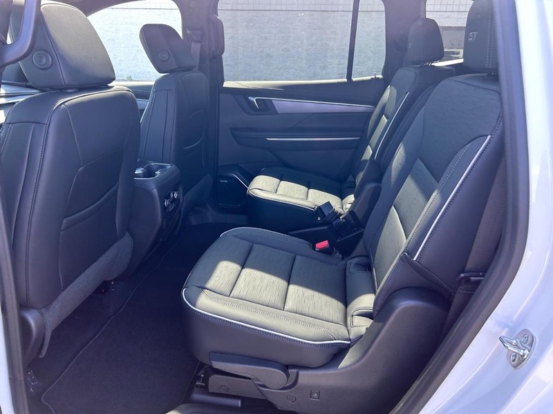 Buick Enclave Vehicle Full-screen Gallery Image 9