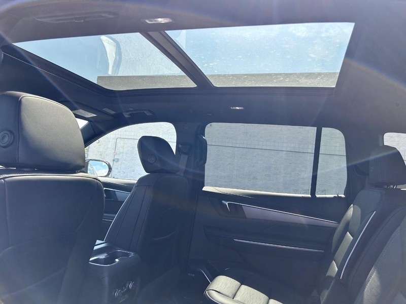 Buick Enclave Vehicle Full-screen Gallery Image 10