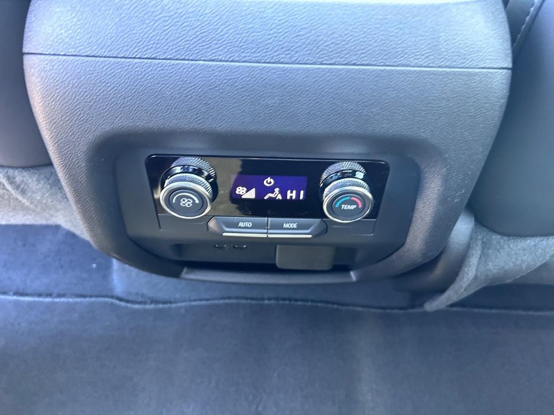 Buick Enclave Vehicle Full-screen Gallery Image 11