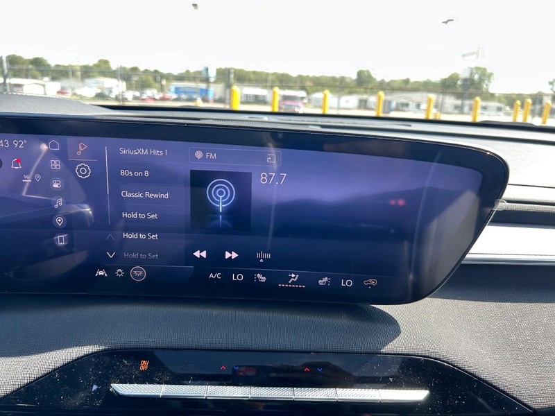 Buick Enclave Vehicle Full-screen Gallery Image 17