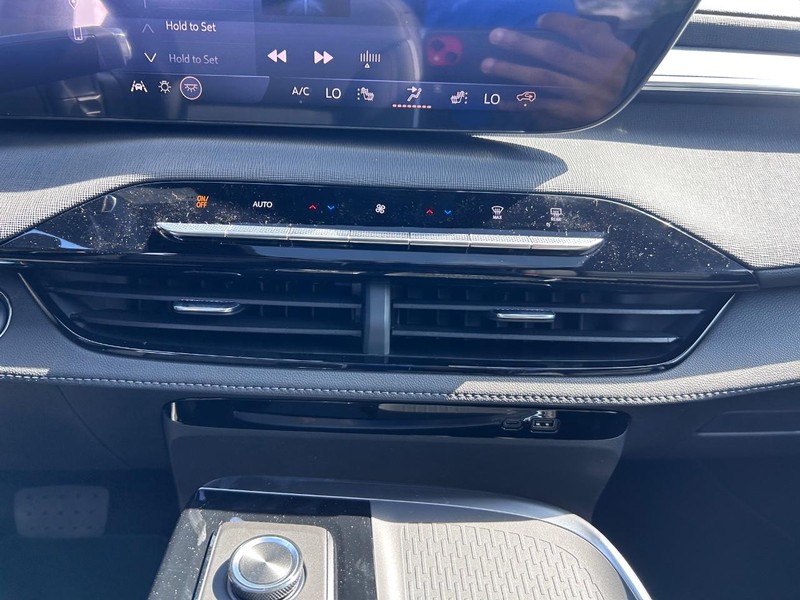 Buick Enclave Vehicle Full-screen Gallery Image 18