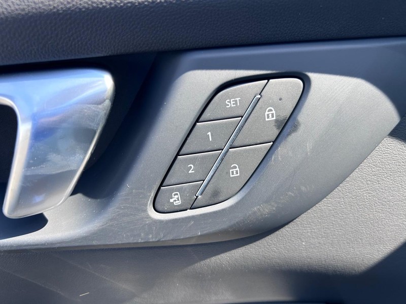 Buick Enclave Vehicle Full-screen Gallery Image 21