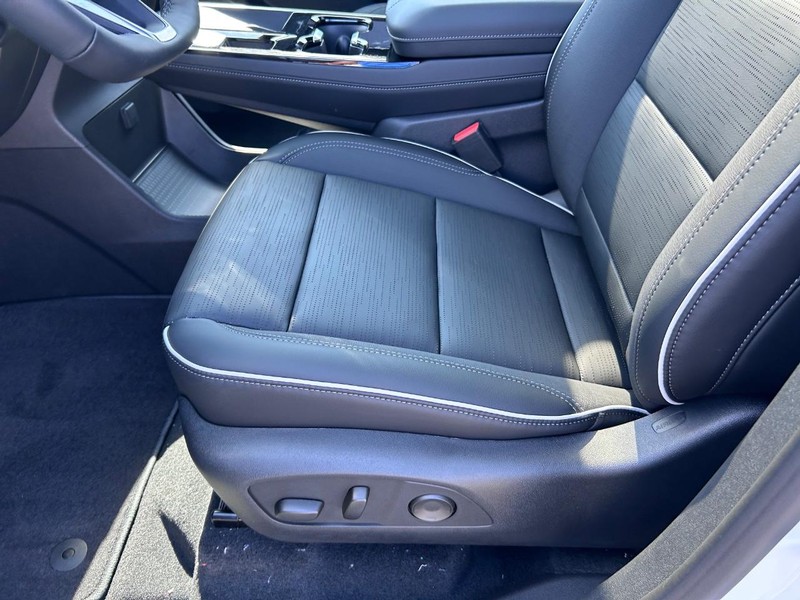 Buick Enclave Vehicle Full-screen Gallery Image 22